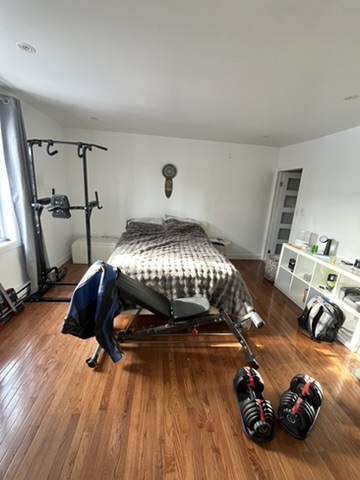 Bedroom with vinyl and surfboard decoration